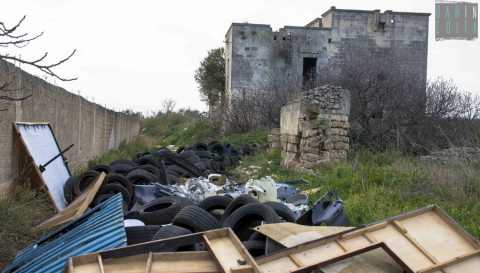 Bari, l'antica e desolata strada Deserto: rifiuti e siringhe tra chiese e masserie